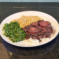 FAMÍLIA - KIT - 3 a 4 pessoas - Feijoada Light (Linguiças e Carne Seca), Arroz Branco, Couve e Farofa de Bacon - 1,35Kg